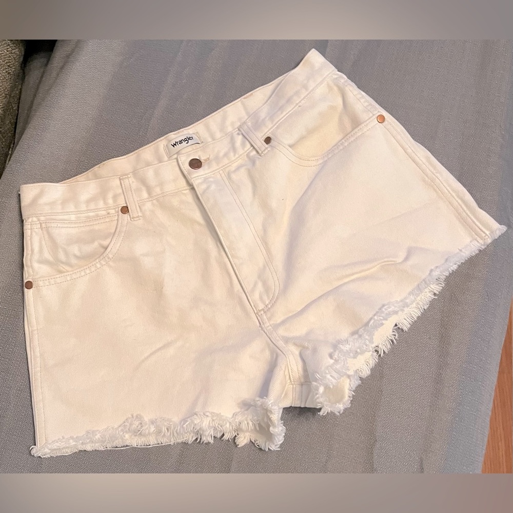 white wrangler denim shorts